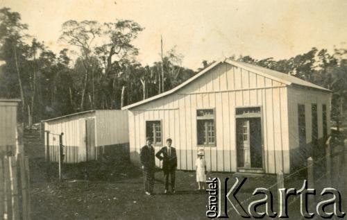 Lata 50., Gobernador Lanusse, Misiones, Argentyna.
Dom kolonistów na chacrze.
Fot. NN, zbiory Stowarzyszenia Polsko-Argentyńskiego w Wandzie, udostępniła Maria Jejer, reprodukcje cyfrowe w  Bibliotece Polskiej im. Ignacego Domeyki w Buenos Aires (Biblioteca Polaca Ignacio Domeyko) i w Ośrodku KARTA w Warszawie