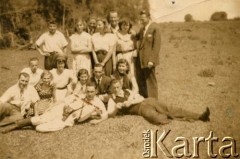 Lata 50., Wanda, Misiones, Argentyna.
Tadeo, Wanda, Emilia, Maria, Oset, Caistina, Vladi Firka, Casimira i Roman Jeleń, St. Jeleń, Maria, Irene Bettlevich, Valentina Novosat, Duarte, Marciano Viśieski, Ricardo Hitin.
Fot. NN, zbiory Stowarzyszenia Polsko-Argentyńskiego w Wandzie, udostępniła Marii Jejer, reprodukcje cyfrowe w  Bibliotece Polskiej im. Ignacego Domeyki w Buenos Aires (Biblioteca Polaca Ignacio Domeyko) i w Ośrodku KARTA w Warszawie