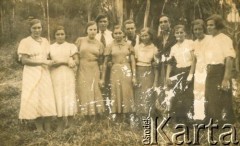 Lata 40., Gobernador Lanusse, Misiones, Argentyna.
Córki i synowie pierwszych kolonistów Lanusse m.in.: Juana Sikory, José Orlikowskiego, Casimiro Bzowskiego, Benin Jejera,  Kiersnowskiego, Juana Kotur, Alberto Jelenia, Juana Grudniewskiego, Juana Wieja i Juana Cieslary.
Fot. NN, zbiory Stowarzyszenia Polsko-Argentyńskiego w Wandzie, udostępniła Maria Jejer, reprodukcje cyfrowe w  Bibliotece Polskiej im. Ignacego Domeyki w Buenos Aires (Biblioteca Polaca Ignacio Domeyko) i w Ośrodku KARTA w Warszawie