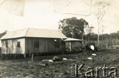 Lata 50., Gobernador Lanusse, Misiones, Argentyna.
Typowy dom mieszkańców kolonii.
Fot. NN, zbiory Stowarzyszenia Polsko-Argentyńskiego w Wandzie, udostępniła Maria Jejer, reprodukcje cyfrowe w  Bibliotece Polskiej im. Ignacego Domeyki w Buenos Aires (Biblioteca Polaca Ignacio Domeyko) i w Ośrodku KARTA w Warszawie