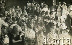 Lata 50., Buenos Aires, Argentyna.
Społecznośc Polskiej Macierzy Szkolnej podczas uroczystości. PMS ze Stowarzyszeniem Harcerzy, zorganizowali w 1953r. pierwszą kolonię letnią z udziałem ponad 200 dzieci w prowincji Buenos Aires nad oceanem w Villa Gesel. W roku 1954 w La Bolsa, w latach następnych 1955 i 56 w Icho Cruz a od roku 1957 w La Granja.
Fot. NN, zbiory Polskiej Macierzy Szkolnej, reprodukcje cyfrowe w  Bibliotece Polskiej im. Ignacego Domeyki w Buenos Aires (Biblioteca Polaca Ignacio Domeyko) i w Ośrodku KARTA w Warszawie 



