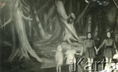 Lata 50., Buenos Aires, Argentyna.
Dzieci z Polskiej Macierzy Szkolnej w trakcie jednego z występów w Domu Polskim.
Fot. NN, zbiory Polskiej Macierzy Szkolnej, reprodukcje cyfrowe w  Bibliotece Polskiej im. Ignacego Domeyki w Buenos Aires (Biblioteca Polaca Ignacio Domeyko) i w Ośrodku KARTA w Warszawie 




