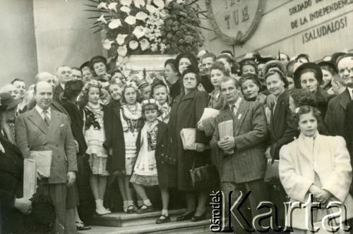 Lata 50., Buenos Aires, Argentyna.
Przedstawiciele Związku Polaków w Argentynie oraz członkowie Polskiej Macierzy Szkolnej pod pomnikiem.
Fot. NN, zbiory Polskiej Macierzy Szkolnej, reprodukcje cyfrowe w  Bibliotece Polskiej im. Ignacego Domeyki w Buenos Aires (Biblioteca Polaca Ignacio Domeyko) i w Ośrodku KARTA w Warszawie 

