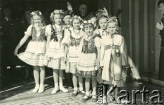 Lata 50., Buenos Aires, Argentyna.
Dzieci z PMS w strojach ludowych Krakowiaków.
Fot. NN, zbiory Polskiej Macierzy Szkolnej, reprodukcje cyfrowe w  Bibliotece Polskiej im. Ignacego Domeyki w Buenos Aires (Biblioteca Polaca Ignacio Domeyko) i w Ośrodku KARTA w Warszawie 



