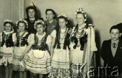 Lata 50., Buenos Aires, Argentyna.
Dzieci z PMS w strojach ludowych Krakowiaków.
Fot. NN, zbiory Polskiej Macierzy Szkolnej, reprodukcje cyfrowe w  Bibliotece Polskiej im. Ignacego Domeyki w Buenos Aires (Biblioteca Polaca Ignacio Domeyko) i w Ośrodku KARTA w Warszawie 

