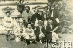 Lata 50., Buenos Aires, Argentyna.
Dzieci z PMS  w strojach krakowiaków na jednym z głównych placów w Buenos Aires.
Fot. NN, zbiory Polskiej Macierzy Szkolnej, reprodukcje cyfrowe w  Bibliotece Polskiej im. Ignacego Domeyki w Buenos Aires (Biblioteca Polaca Ignacio Domeyko) i w Ośrodku KARTA w Warszawie 



