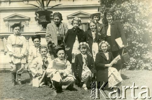 Lata 50., Buenos Aires, Argentyna.
Dzieci z PMS  w strojach krakowiaków na jednym z głównych placów w Buenos Aires.
Fot. NN, zbiory Polskiej Macierzy Szkolnej, reprodukcje cyfrowe w  Bibliotece Polskiej im. Ignacego Domeyki w Buenos Aires (Biblioteca Polaca Ignacio Domeyko) i w Ośrodku KARTA w Warszawie 



