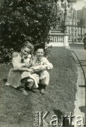 Lata 50., Buenos Aires, Argentyna.
Dwaj chłopcy  w strojach krakowiaków na głównym placu w Buenos Aires.(Plaza de Mayo).
Fot. NN, zbiory Polskiej Macierzy Szkolnej, reprodukcje cyfrowe w  Bibliotece Polskiej im. Ignacego Domeyki w Buenos Aires (Biblioteca Polaca Ignacio Domeyko) i w Ośrodku KARTA w Warszawie 



 Lata 50., 


Fot. NN, zbiory Polskiej Macierzy Szkolnej, kopie cyfrowe w Bibliotece Polskiej im. Ignacego Domeyki w Buenos Aires (Biblioteca Polaca Ignacio Domeyko) i w Ośrodku KARTA w Warszawie 



