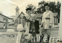 Listopad 1951, Burzaco, Argentyna.
Społeczność Macierzy Szkolnej zgromadzona przed kościołem w Burzaco, siedzibą Polskiego Ośrodka Młodzieżowego.
Fot. NN, zbiory Polskiej Macierzy Szkolnej, reprodukcje cyfrowe w  Bibliotece Polskiej im. Ignacego Domeyki w Buenos Aires (Biblioteca Polaca Ignacio Domeyko) i w Oorodku KARTA w Warszawie 


