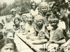 Lata 50., Burzaco, Argentyna.
Posiłek na obozie.
Fot. NN, zbiory Polskiej Macierzy Szkolnej, reprodukcje cyfrowe w  Bibliotece Polskiej im. Ignacego Domeyki w Buenos Aires (Biblioteca Polaca Ignacio Domeyko) i w Ośrodku KARTA w Warszawie 



 Lata 50., 


Fot. NN, zbiory Polskiej Macierzy Szkolnej, kopie cyfrowe w Bibliotece Polskiej im. Ignacego Domeyki w Buenos Aires (Biblioteca Polaca Ignacio Domeyko) i w Ośrodku KARTA w Warszawie 



