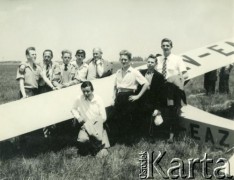 30.10.1955, Buenos Aires, Argentyna.
Polska eskadra IKAR w ramach Klubu Szybowcowego Albatros działajacego w ramach  Stowarzyszenia Lotników Polskich. 
Fot. NN, zbiory Polskiej Macierzy Szkolnej, kopie cyfrowe w Bibliotece Polskiej im. Ignacego Domeyki w Buenos Aires (Biblioteca Polaca Ignacio Domeyko) i w Ośrodku KARTA w Warszawie 




