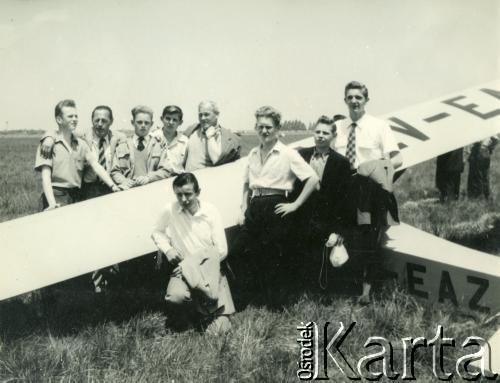 30.10.1955, Buenos Aires, Argentyna.
Polska eskadra IKAR w ramach Klubu Szybowcowego Albatros działajacego w ramach  Stowarzyszenia Lotników Polskich. 
Fot. NN, zbiory Polskiej Macierzy Szkolnej, kopie cyfrowe w Bibliotece Polskiej im. Ignacego Domeyki w Buenos Aires (Biblioteca Polaca Ignacio Domeyko) i w Ośrodku KARTA w Warszawie 



