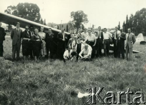 30.10.1955, Buenos Aires, Argentyna.
Polska eskadra IKAR w ramach Klubu Szybowcowego Albatros działajacego w ramach  Stowarzyszenia Lotników Polskich. 
Fot. NN, zbiory Polskiej Macierzy Szkolnej, kopie cyfrowe w Bibliotece Polskiej im. Ignacego Domeyki w Buenos Aires (Biblioteca Polaca Ignacio Domeyko) i w Ośrodku KARTA w Warszawie 



