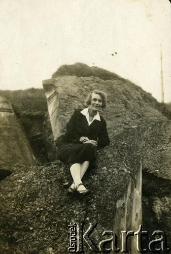Lata 20., Polska.
Portret kobiety.
Fot. z albumu porucznika Jana Obłoczyńskiego z Batalionu Chemicznego WP, zbiory Ośrodka KARTA, przekazała Jolanta Wolszczynin.