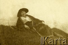 Lata 20., Polska.
Portret kobiety.
Fot. z albumu porucznika Jana Obłoczyńskiego z Batalionu Chemicznego WP, zbiory Ośrodka KARTA, przekazała Jolanta Wolszczynin.