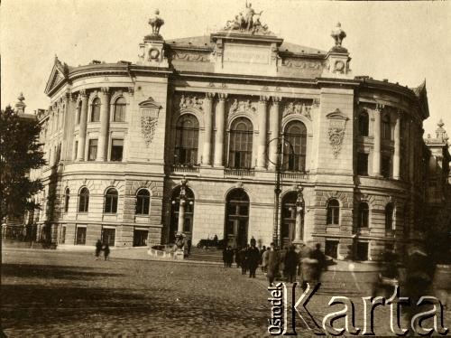 Lata 20., Warszawa, Polska.
Gmach Główny Politechniki Warszawskiej.
Fot. z albumu porucznika Jana Obłoczyńskiego z Batalionu Chemicznego WP, zbiory Ośrodka KARTA, przekazała Jolanta Wolszczynin.
