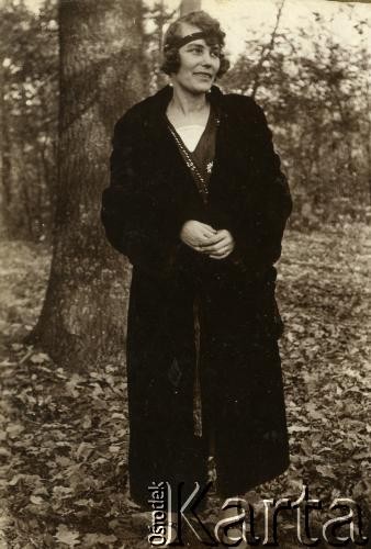 Lata 20., Polska.
Portret kobiety.
Fot. z albumu porucznika Jana Obłoczyńskiego z Batalionu Chemicznego WP, zbiory Ośrodka KARTA, przekazała Jolanta Wolszczynin.