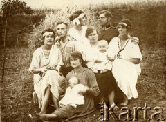 Lata 20., Polska.
Grupa osób, z tyłu w mundurze porucznik Jan Obłoczyński. 
Fot. z albumu porucznika Jana Obłoczyńskiego z Batalionu Chemicznego WP, zbiory Ośrodka KARTA, przekazała Jolanta Wolszczynin.