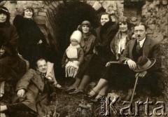 Lata 20., Polska.
Grupa osób.
Fot. z albumu porucznika Jana Obłoczyńskiego z Batalionu Chemicznego WP, zbiory Ośrodka KARTA, przekazała Jolanta Wolszczynin.
