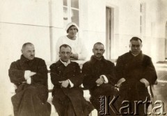 lata 20., Polska.
W szpitalu.
Fot. z albumu porucznika Jana Obłoczyńskiego z Batalionu Chemicznego WP, zbiory Ośrodka KARTA, przekazała Jolanta Wolszczynin.