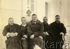 lata 20., Polska.
Porucznik Jan Obłoczyński (w środku) w szpitalu.
Fot. z albumu porucznika Jana Obłoczyńskiego z Batalionu Chemicznego WP, zbiory Ośrodka KARTA, przekazała Jolanta Wolszczynin.