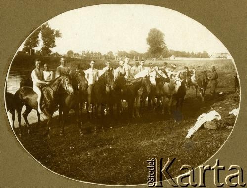 Lata 20., Warszawa, Polska.
Żołnierze Batalionu Chemicznego.
Fot. z albumu porucznika Jana Obłoczyńskiego z Batalionu Chemicznego WP, zbiory Ośrodka KARTA, przekazała Jolanta Wolszczynin.