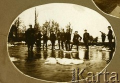 Lata 20., Warszawa, Polska.
Żołnierze Batalionu Chemicznego.
Fot. z albumu porucznika Jana Obłoczyńskiego z Batalionu Chemicznego WP, zbiory Ośrodka KARTA, przekazała Jolanta Wolszczynin.