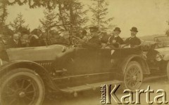 1923-1926, Polska
Prezydent RP Stanisław Wojciechowski (z tyłu, z lewej) i marszałek Senatu Wojciech Trąmpczyński w samochodzie.
Fot. z albumu porucznika Jana Obłoczyńskiego z Batalionu Chemicznego WP, zbiory Ośrodka KARTA, przekazała Jolanta Wolszczynin.