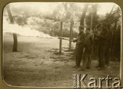 Lata 20., Warszawa, Polska.
Ćwiczenia Batalionu Chemicznego.
Fot. z albumu porucznika Jana Obłoczyńskiego z Batalionu Chemicznego WP, zbiory Ośrodka KARTA, przekazała Jolanta Wolszczynin.