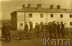 Lata 20., Warszawa, Polska.
Ćwiczenia Batalionu Chemicznego.
Fot. z albumu porucznika Jana Obłoczyńskiego z Batalionu Chemicznego WP, zbiory Ośrodka KARTA, przekazała Jolanta Wolszczynin.