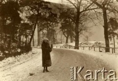 Lata 20., Polska.
Kobieta w czasie zimowego spaceru.
Fot. z albumu porucznika Jana Obłoczyńskiego z Batalionu Chemicznego WP, zbiory Ośrodka KARTA, przekazała Jolanta Wolszczynin.