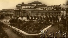 Lata 20., Warszawa, Polska.
Teatr Wielkiprzy placu Teatralnym.
Fot. z albumu porucznika Jana Obłoczyńskiego z Batalionu Chemicznego WP, zbiory Ośrodka KARTA, przekazała Jolanta Wolszczynin.