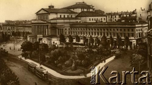 Lata 20., Warszawa, Polska.
Teatr Wielkiprzy placu Teatralnym.
Fot. z albumu porucznika Jana Obłoczyńskiego z Batalionu Chemicznego WP, zbiory Ośrodka KARTA, przekazała Jolanta Wolszczynin.