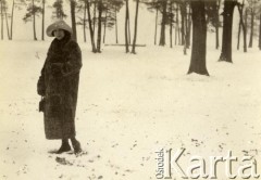 Lata 20., Polska.
Kobieta w czasie zimowego spaceru.
Fot. z albumu porucznika Jana Obłoczyńskiego z Batalionu Chemicznego WP, zbiory Ośrodka KARTA, przekazała Jolanta Wolszczynin.