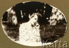 Lata 20., Polska.
Portret kobiety.
Fot. z albumu porucznika Jana Obłoczyńskiego z Batalionu Chemicznego WP, zbiory Ośrodka KARTA, przekazała Jolanta Wolszczynin.