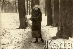 Lata 20., Polska.
Kobieta w czasie zimowego spaceru.
Fot. z albumu porucznika Jana Obłoczyńskiego z Batalionu Chemicznego WP, zbiory Ośrodka KARTA, przekazała Jolanta Wolszczynin.
