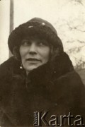 Lata 20., Polska.
Portret kobiety.
Fot. z albumu porucznika Jana Obłoczyńskiego z Batalionu Chemicznego WP, zbiory Ośrodka KARTA, przekazała Jolanta Wolszczynin.