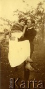 Lata 20., Polska.
Para.
Fot. z albumu porucznika Jana Obłoczyńskiego z Batalionu Chemicznego WP, zbiory Ośrodka KARTA, przekazała Jolanta Wolszczynin.
