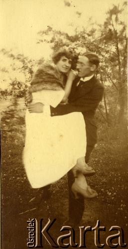 Lata 20., Polska.
Para.
Fot. z albumu porucznika Jana Obłoczyńskiego z Batalionu Chemicznego WP, zbiory Ośrodka KARTA, przekazała Jolanta Wolszczynin.