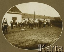 Lata 20., Warszawa, Polska.
Ćwiczenia Batalionu Chemicznego.
Fot. z albumu porucznika Jana Obłoczyńskiego z Batalionu Chemicznego WP, zbiory Ośrodka KARTA, przekazała Jolanta Wolszczynin.