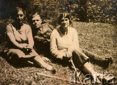 Lata 20., Polska.
Porucznik Jan Obłoczyński z kobietami.
Fot. z albumu porucznika Jana Obłoczyńskiego z Batalionu Chemicznego WP, zbiory Ośrodka KARTA, przekazała Jolanta Wolszczynin.