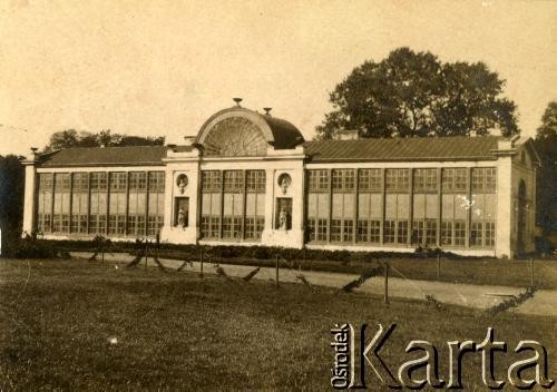 Lata 20., Warszawa, Polska.
Łazienki Królewskie - Nowa Pomarańczarnia
Fot. z albumu porucznika Jana Obłoczyńskiego z Batalionu Chemicznego WP, zbiory Ośrodka KARTA, przekazała Jolanta Wolszczynin.