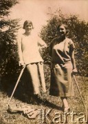 Lata 20., Polska.
Kobiety w czasie spaceru.
Fot. z albumu porucznika Jana Obłoczyńskiego z Batalionu Chemicznego WP, zbiory Ośrodka KARTA, przekazała Jolanta Wolszczynin.