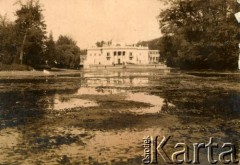 Lata 20., Warszawa, Polska.
Łazienki Królewskie - Pałac na Wodzie.
Fot. z albumu porucznika Jana Obłoczyńskiego z Batalionu Chemicznego WP, zbiory Ośrodka KARTA, przekazała Jolanta Wolszczynin.