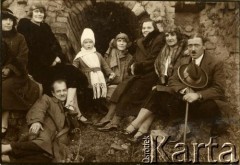 Lata 20., Polska.
Grupa ludzi.
Fot. z albumu porucznika Jana Obłoczyńskiego z Batalionu Chemicznego WP, zbiory Ośrodka KARTA, przekazała Jolanta Wolszczynin.