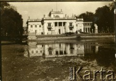 Lata 20., Warszawa, Polska.
Łazienki Królewskie - Pałac na Wodzie.
Fot. z albumu porucznika Jana Obłoczyńskiego z Batalionu Chemicznego WP, zbiory Ośrodka KARTA, przekazała Jolanta Wolszczynin.