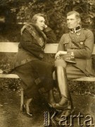 Lata 20., Polska.
Porucznik Jan Obłoczyński z w towarzystwie kobiety.
Fot. z albumu porucznika Jana Obłoczyńskiego z Batalionu Chemicznego WP, zbiory Ośrodka KARTA, przekazała Jolanta Wolszczynin.