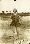 Lata 20., Polska.
Plażowiczka.
Fot. z albumu porucznika Jana Obłoczyńskiego z Batalionu Chemicznego WP, zbiory Ośrodka KARTA, przekazała Jolanta Wolszczynin.