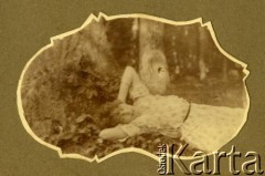 Lata 20., Polska.
Portret kobiety.
Fot. z albumu porucznika Jana Obłoczyńskiego z Batalionu Chemicznego WP, zbiory Ośrodka KARTA, przekazała Jolanta Wolszczynin.