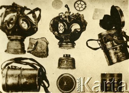 Lata 20., brak miejsca.
Zdjęcie instruktażowe - rodzaje masek gazowych.
Fot. z albumu porucznika Jana Obłoczyńskiego z Batalionu Chemicznego WP, zbiory Ośrodka KARTA, przekazała Jolanta Wolszczynin.